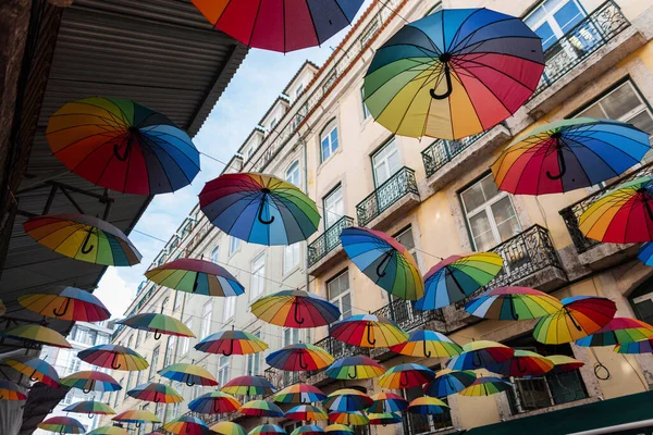 Renkli Gökkuşağı Şemsiyeleri Sokaklarda Uçuşuyor Portekiz Lizbon Yaratıcı Renkli Şehir — Stok fotoğraf