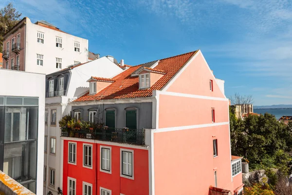 Ett Gammalt Färgglatt Hus Nära Havet Den Blå Himlen Lissabon — Stockfoto
