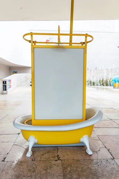 Plakatwand Weißer Werbefreier Kopierraum Für Das Layout Gelbes Metallbad Außen — Stockfoto