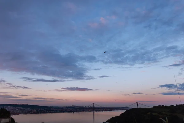 Европейский Лисбон Португалия После Заката Вечерним Небом Фиолетовыми Голубыми Облаками — стоковое фото