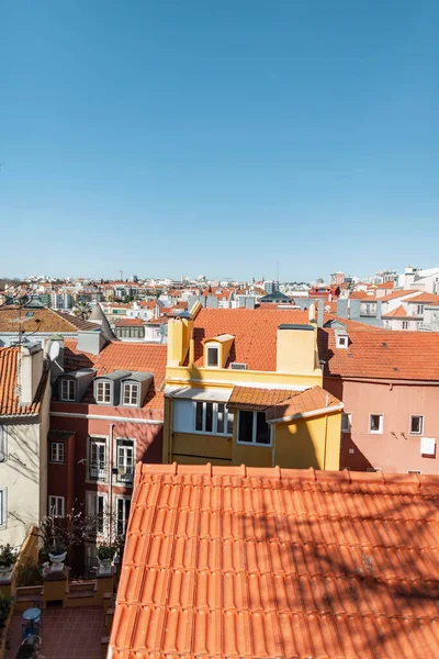 Όμορφα Vintage Φωτεινά Κίτρινα Στεγασμένα Σπίτια Στη Λισαβόνα Πορτογαλία Vintage — Φωτογραφία Αρχείου
