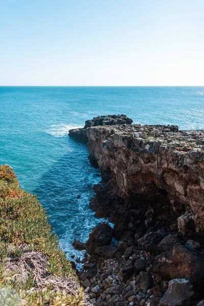 美丽的蓝色大海 有一座山 在葡萄牙度假 欣赏美丽的海洋景色 阳光灿烂的暑假 — 图库照片
