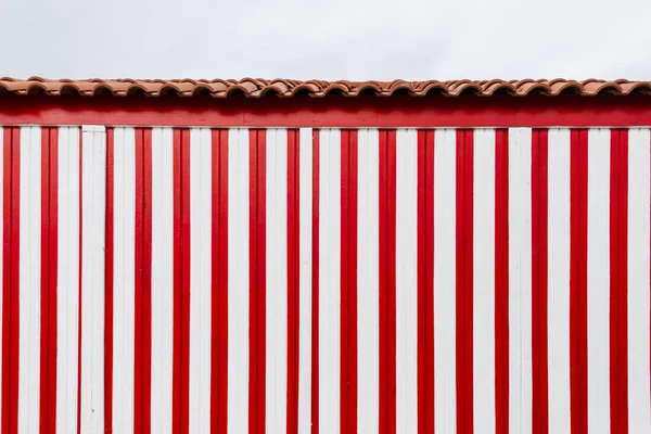 Krásný Barevný Dům Kreativní Stěnou Bílými Červenými Liniemi Pláži Portugalsku — Stock fotografie