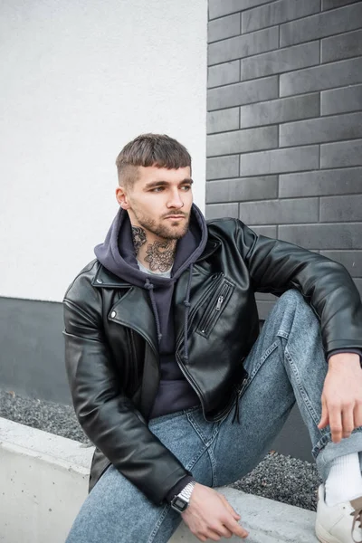 Modieuze Knappe Hipster Man Met Een Tattoo Zijn Nek Modieuze — Stockfoto