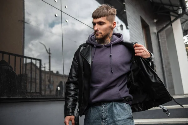 Modieuze Knappe Man Met Haar Baard Stijlvolle Casual Kleding Met — Stockfoto