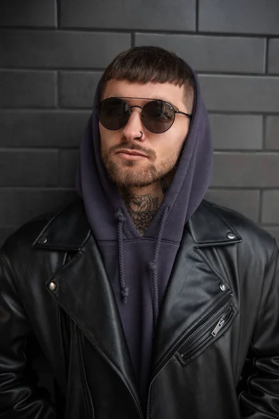 Men Street Portrait Handsome Stylish Hipster Guy Sunglasses Trendy Black — Stockfoto