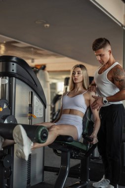 Spor salonunda birlikte çalışan atletik bir çift.