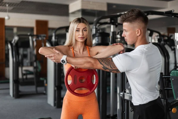 Beautiful Sporty Young Couple Fitness Body Workout Trains Gym — Stockfoto