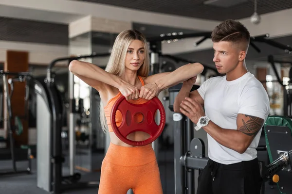 Sporty Beautiful Blonde Girl Working Out Trainer Gym Doing Exercise — Stockfoto
