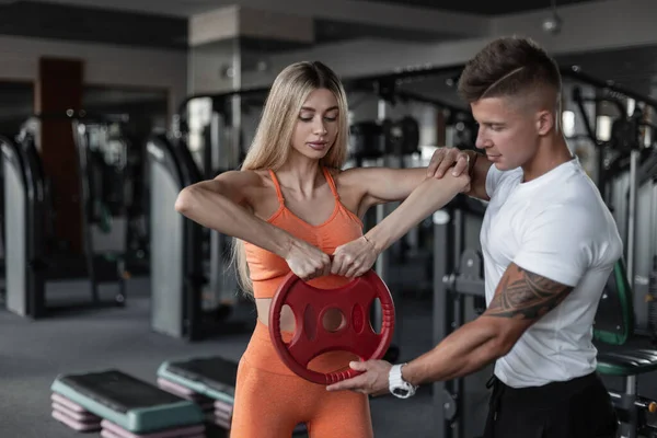 Beautiful Athletic Fitness Couple Working Out Gym — Stockfoto