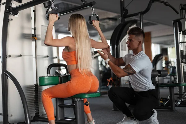 Trener Fitness Trenuje Pompuje Tył Pięknej Blondynki Seksownym Ciałem Odzieży — Zdjęcie stockowe