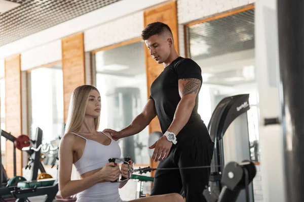Beautiful Young Blonde Woman Fitness Instructor Guy Working Out Gym — Stockfoto