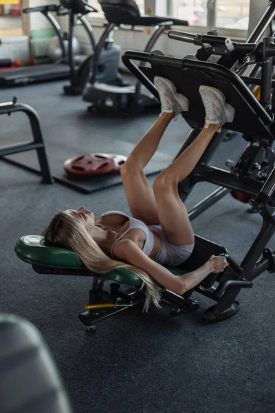 Beautiful Athletic Fitness Woman Slender Sexy Body Sportswear Lying Simulator — Zdjęcie stockowe