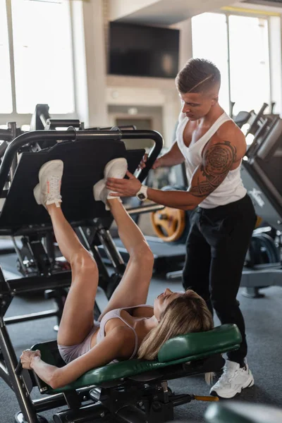 Beautiful Athletic Fitness Couple Training Together Gym Work Out Leg — Fotografia de Stock