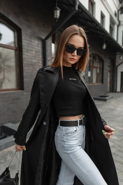 Stylish Beautiful Woman Cool Fashionable Vintage Sunglasses Fashion Black Outfit —  Fotos de Stock