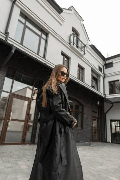 Fashionable Young Pretty Woman Vintage Sunglasses Stylish Black Long Leather — Stockfoto