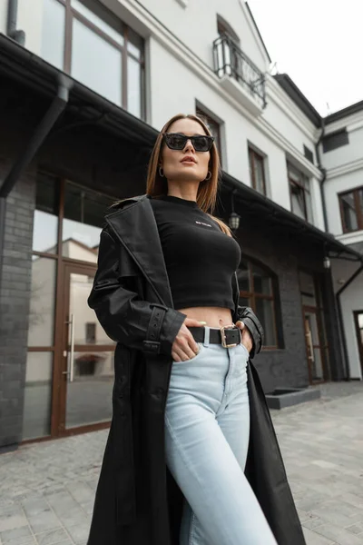 Beautiful Fashionable Woman Model Cool Black Sunglasses Stylish Street Clothes — Stockfoto