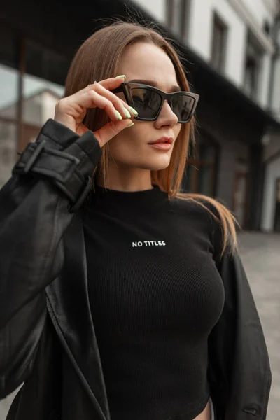 Stylish Urban Portrait Beautiful Successful Woman Fashion Sunglasses Fashionable Black — Φωτογραφία Αρχείου