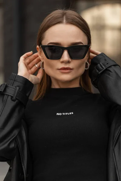 Beautiful Caucasian Girl Model Fashionable Black Clothes Stylish Sunglasses City — Stockfoto