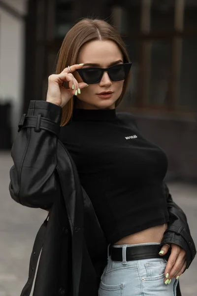 Стильна Красива Модель Молодої Жінки Модному Чорному Вуличному Вбранні Чорним — стокове фото