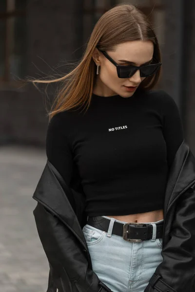 Fashionable Beautiful Hipster Woman Model Cool Sunglasses Trendy Long Leather — Zdjęcie stockowe