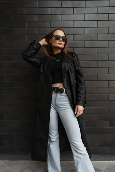 Fashionable Beautiful Girl Cool Vintage Sunglasses Trendy Black Long Jacket — Stockfoto