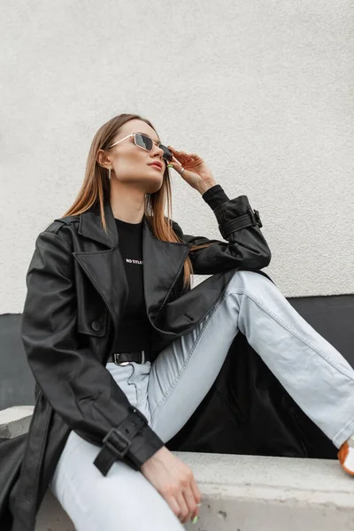 Trendy Beautiful Hipster Girl Fashion Black Leather Coat Jeans Wears — Stockfoto