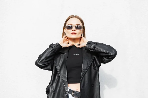 Beautiful Stylish Woman Vintage Sunglasses Trendy Black Clothes Leather Coat —  Fotos de Stock