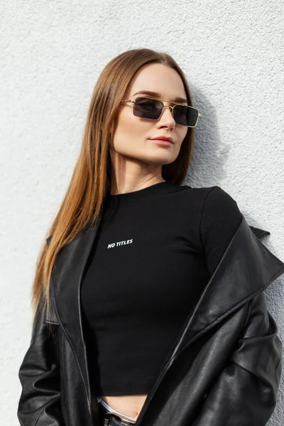 Trendy Hipster Woman Beauty Model Cool Golden Sunglasses Black Fashionable — Fotografia de Stock
