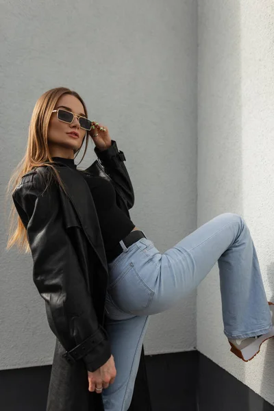 Stylish Beautiful Model Girl Hipster Fashionable Clothes Long Leather Coat — Φωτογραφία Αρχείου