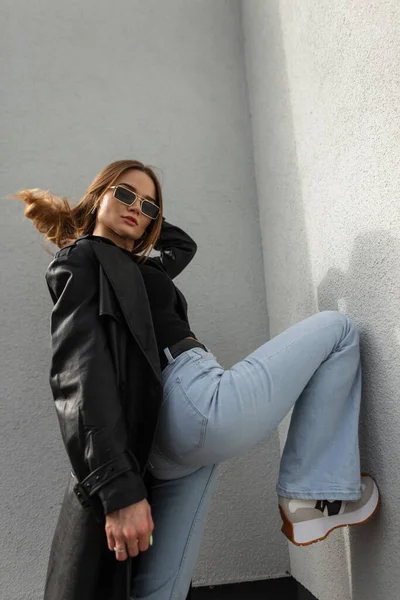 Cool Stylish Rock Girl Stylish Leather Coat Puffy Jeans Sneakers — Stockfoto