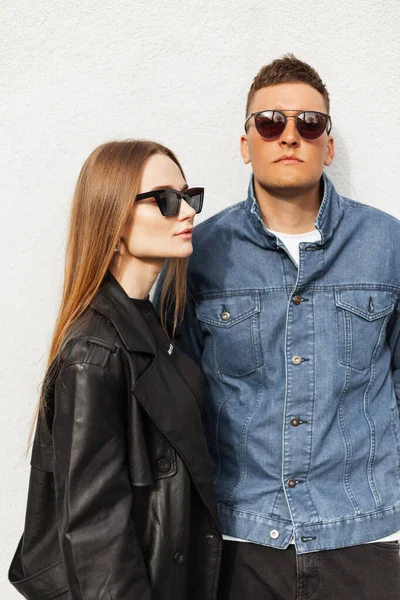 Cool Street Portrait Beautiful Young Couple Vintage Sunglasses Wearing Trendy — стоковое фото