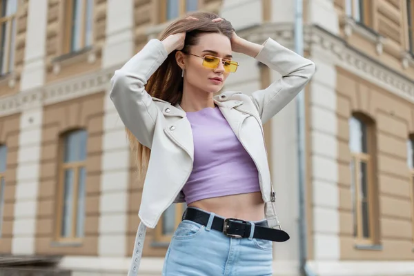 Fashionable Beautiful Hipster Girl Yellow Glasses Trendy Urban Casual Clothes — Fotografia de Stock