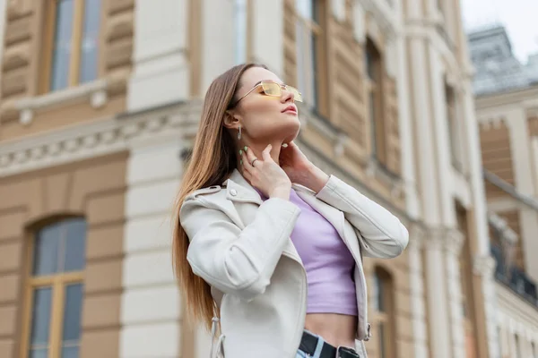 Beautiful Woman Yellow Sunglasses Fashionable Clothes White Leather Jacket Purple — Fotografia de Stock