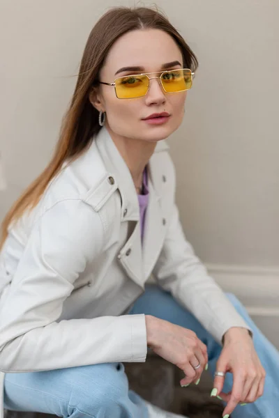 Stylish Beautiful Young Hipster Woman Yellow Sunglasses Fashionable Leather Jacket — Stockfoto