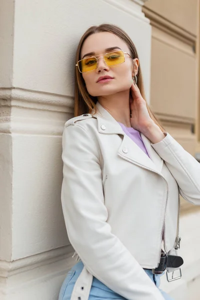 Pretty Fashion Model Girl Trendy White Leather Jacket Stylish Yellow — ストック写真