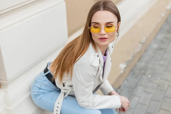 Fashionable Beautiful Woman Hipster Model Yellow Sunglasses Trendy White Leather — 스톡 사진