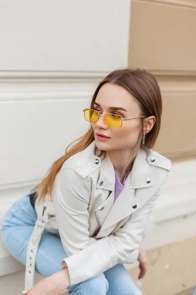 Fashion Hipster Woman Model Yellow Sunglasses White Leather Jacket Blue — 스톡 사진