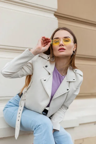 Fashionable Beautiful Stylish Glamorous Woman Vintage Yellow Sunglasses Fashionable White — Zdjęcie stockowe