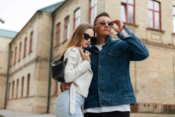 Cool Stylish Models Couple Trendy Casual Spring Clothes Fashion Vintage — стоковое фото