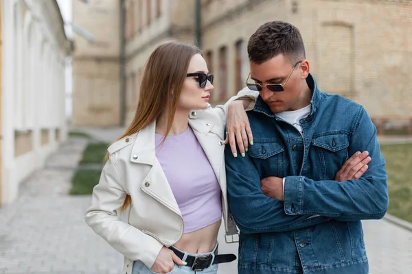 Fashionable Hipster Beauty Urban Couple Trendy Sunglasses Fashion Denim Streetwear — Foto de Stock