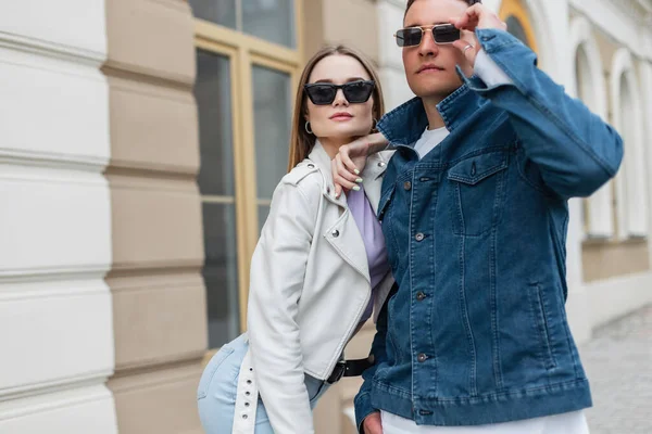 Fashionable Beautiful Young Couple Woman Man Hipster Vintage Sunglasses Wearing — стоковое фото