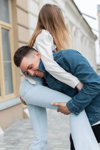 Gelukkig Mooi Modieus Grappig Paar Modieuze Kleding Veel Plezier Stad — Stockfoto