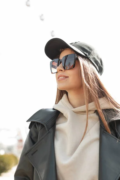 Beautiful Young Fashionable Woman Cool Stylish Sunglasses Fashion Black Leather — Stockfoto