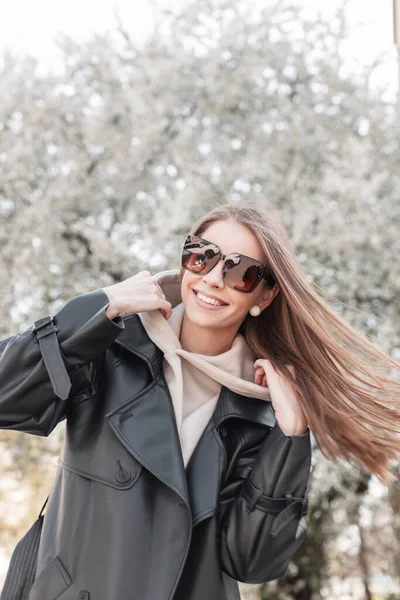 Funny Beautiful Fashionable Happy Hipster Woman Model Smile Fashionable Sunglasses — стоковое фото