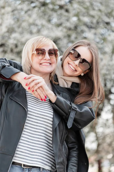 Two Happy Stylish Beautiful Women Mother Daughter Smiles Fashion Sunglasses — Foto de Stock