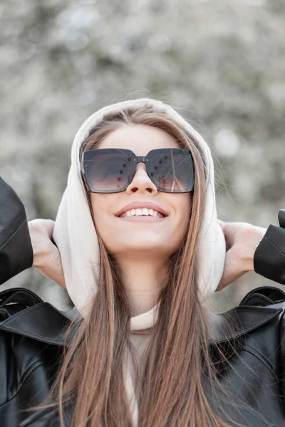 Funny Female Portrait Beautiful Happy Hipster Girl Smile Cool Sunglasses — Photo