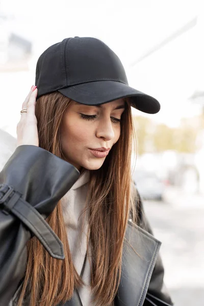 Beautiful Trendy Young Girl Hipster Fashionable Black Cap Black Leather — Stockfoto