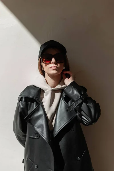 Fashionable Beautiful Stylish Hipster Woman Cool Trendy Sunglasses Black Cap — ストック写真