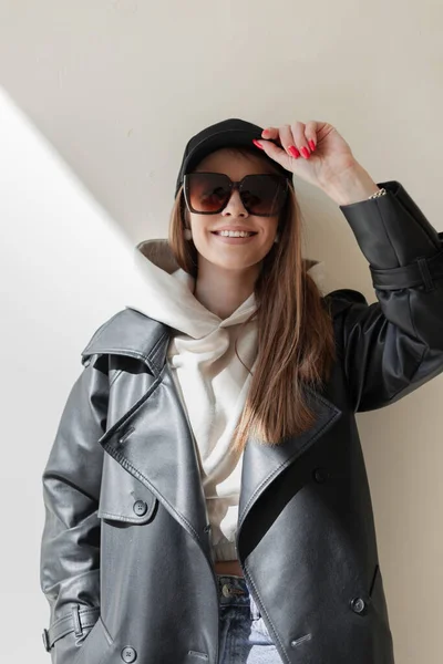 Happiness Beautiful Fashionable Woman Smile Fashhion Sunglasses Cap Trendy Black — 스톡 사진